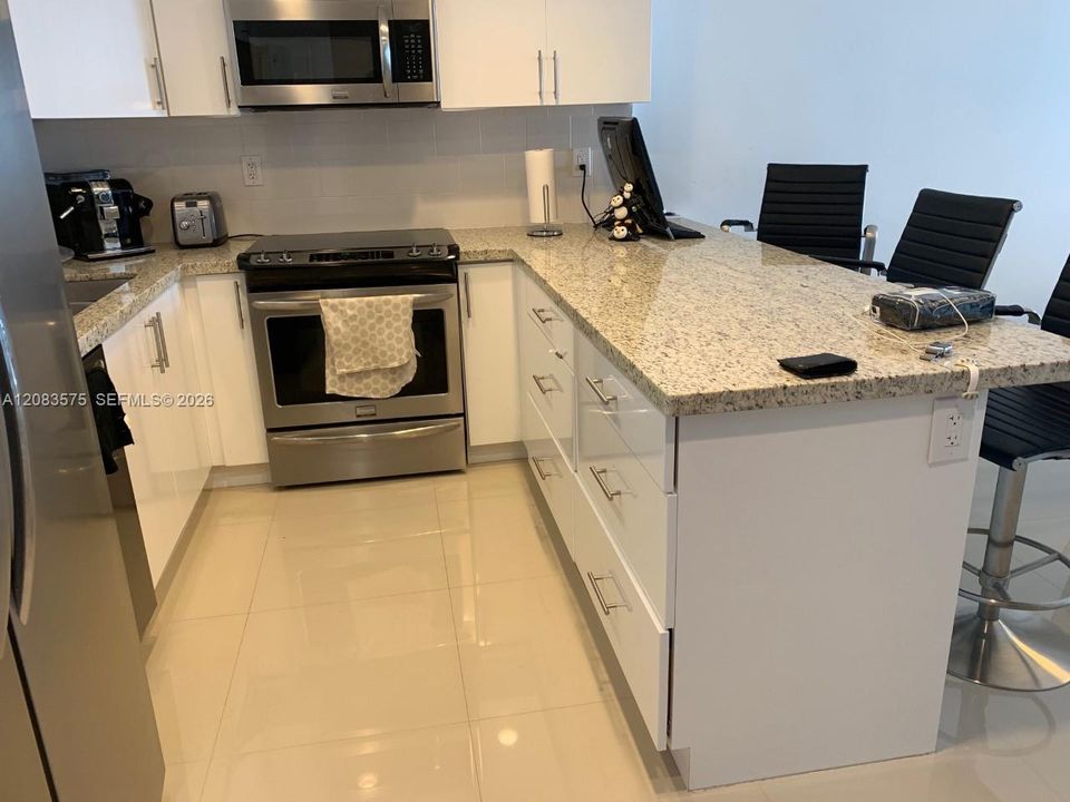 For Rent: $2,750 (1 beds, 1 baths, 1000 Square Feet)
