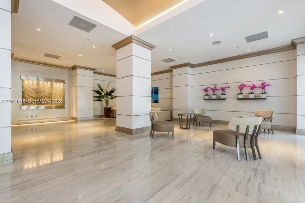 For Rent: $2,750 (1 beds, 1 baths, 1000 Square Feet)