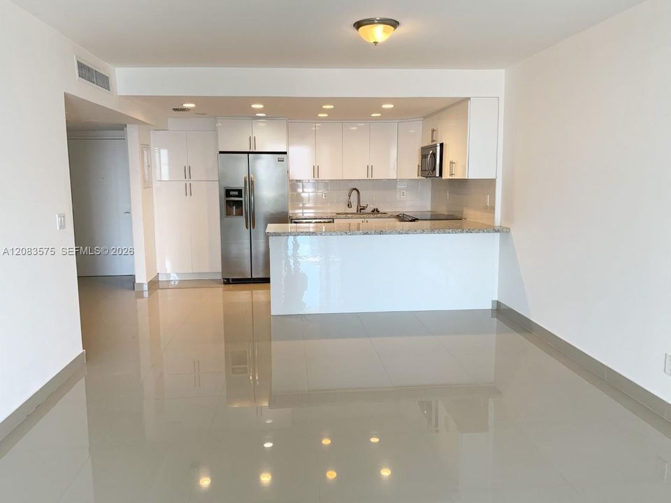 For Rent: $2,750 (1 beds, 1 baths, 1000 Square Feet)