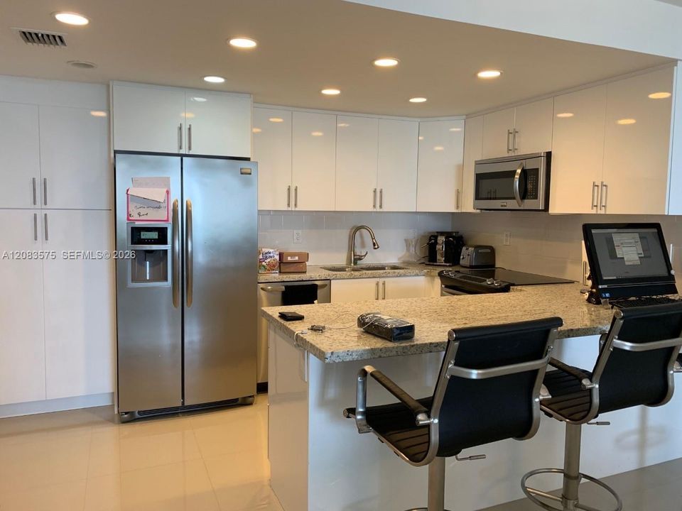 For Rent: $2,750 (1 beds, 1 baths, 1000 Square Feet)