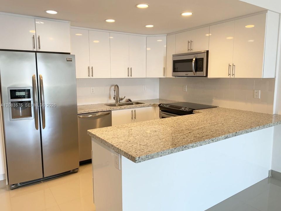 For Rent: $2,750 (1 beds, 1 baths, 1000 Square Feet)