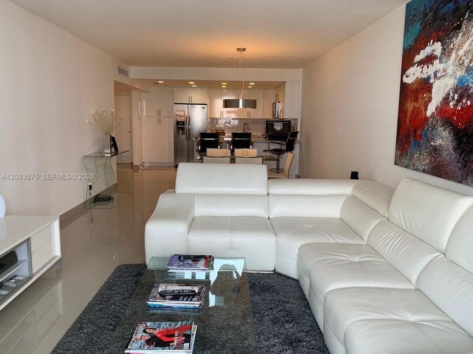 For Rent: $2,750 (1 beds, 1 baths, 1000 Square Feet)