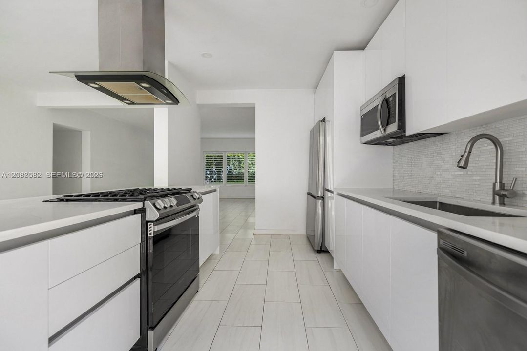 В аренду: $4,000 (2 спален, 2 ванн, 970 Квадратных фут)