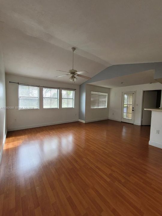 En Renta: $2,400 (2 camas, 2 baños, 979 Pies cuadrados)