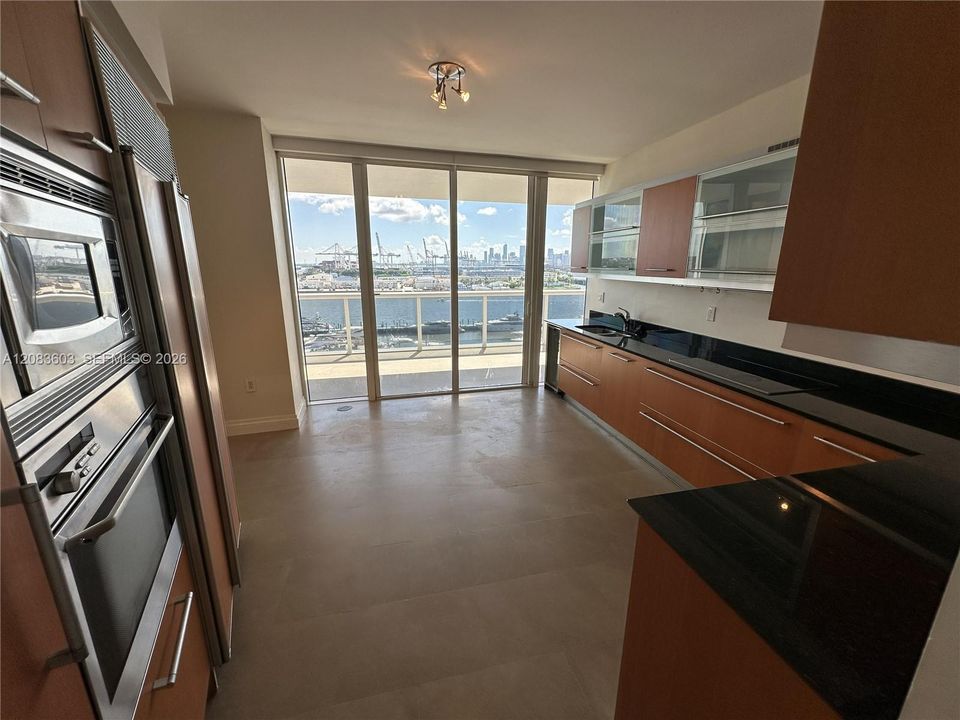 На продажу: $2,500,000 (2 спален, 2 ванн, 2003 Квадратных фут)