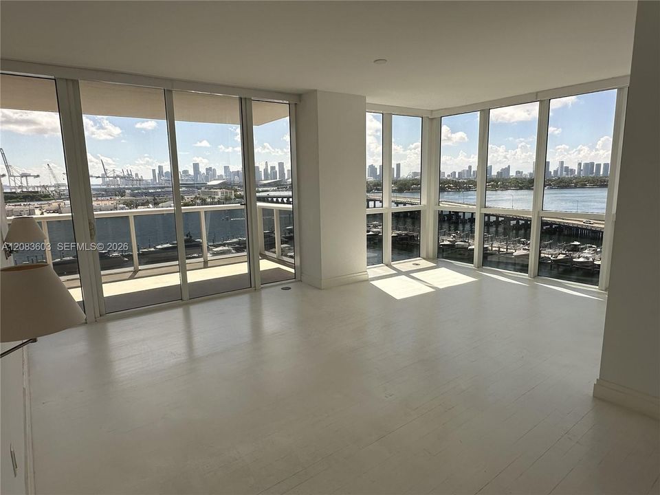 The primary bedroom occupies a corner position, with a generous sitting area, a walk-in closet and a linen closet.