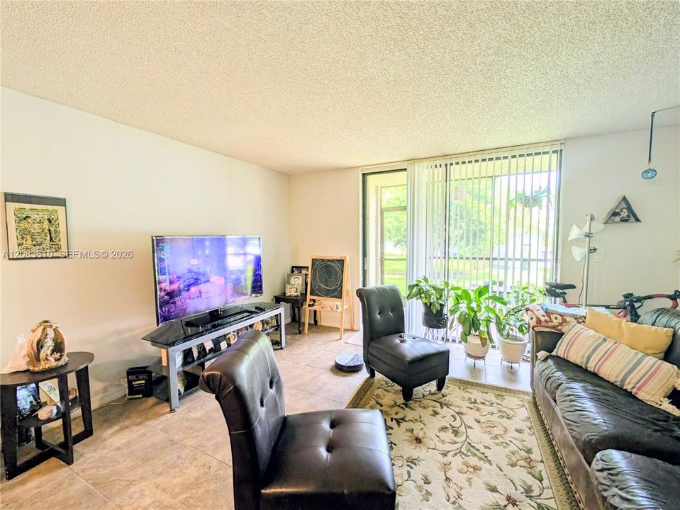 En Venta: $295,000 (2 camas, 2 baños, 965 Pies cuadrados)