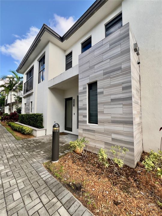 For Rent: $5,900 (3 beds, 3 baths, 2176 Square Feet)