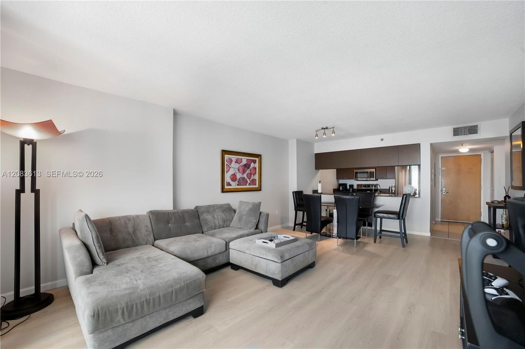 For Rent: $2,850 (1 beds, 1 baths, 825 Square Feet)