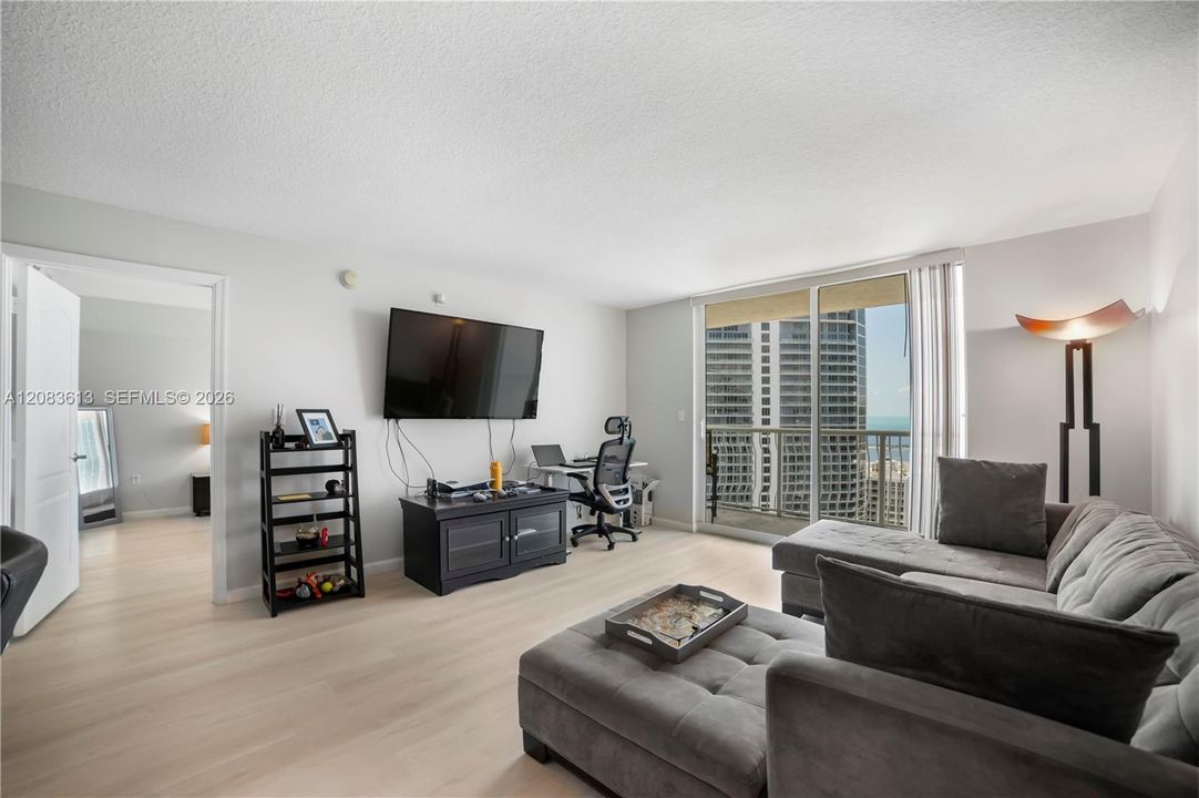 For Rent: $2,850 (1 beds, 1 baths, 825 Square Feet)