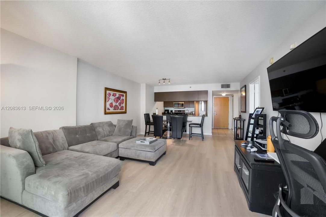 For Rent: $2,850 (1 beds, 1 baths, 825 Square Feet)