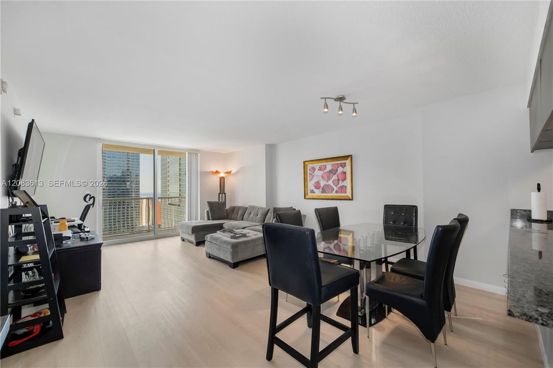 For Rent: $2,850 (1 beds, 1 baths, 825 Square Feet)