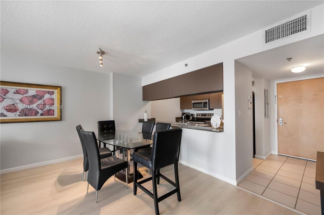 For Rent: $2,850 (1 beds, 1 baths, 825 Square Feet)