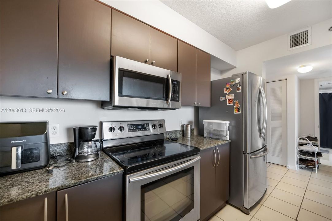 For Rent: $2,850 (1 beds, 1 baths, 825 Square Feet)