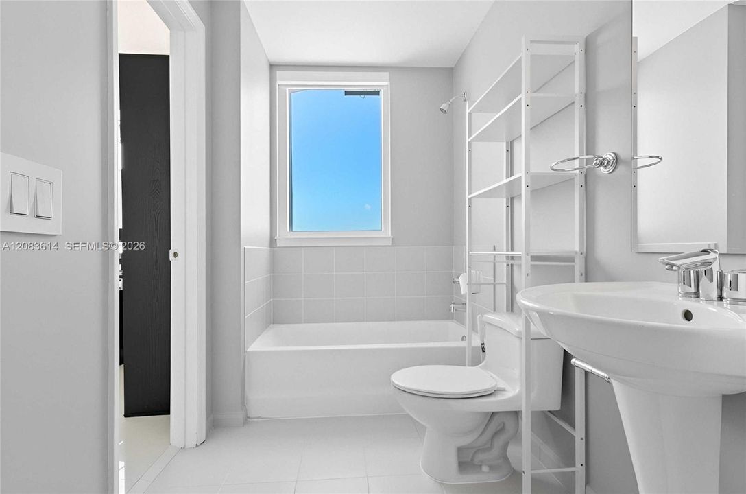 En Venta: $1,335,000 (3 camas, 3 baños, 2415 Pies cuadrados)
