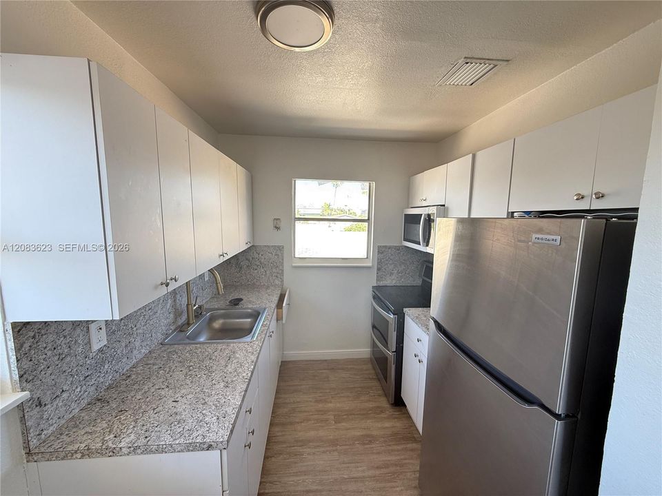 出租: $2,375 (3 贝兹, 1 浴室, 1013 平方英尺)