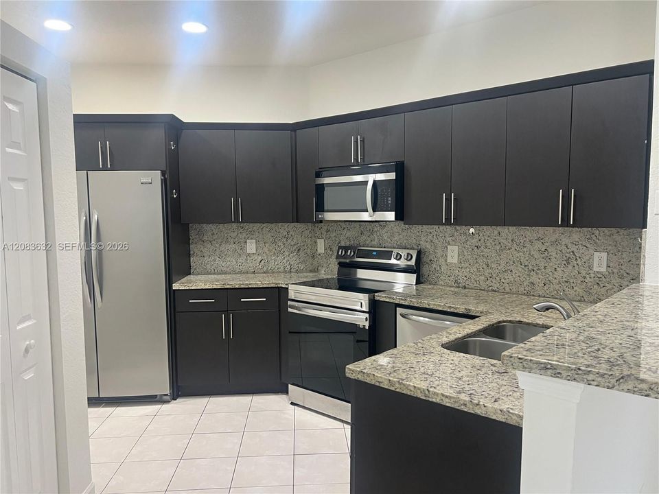 For Rent: $2,800 (3 beds, 2 baths, 1137 Square Feet)