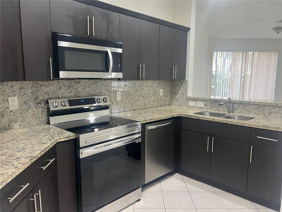 For Rent: $2,800 (3 beds, 2 baths, 1137 Square Feet)