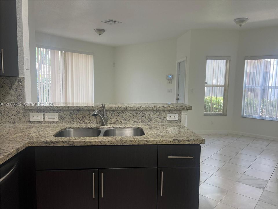 For Rent: $2,800 (3 beds, 2 baths, 1137 Square Feet)
