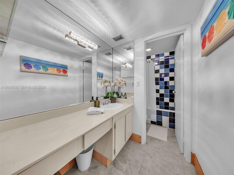 For Rent: $3,100 (1 beds, 1 baths, 1075 Square Feet)