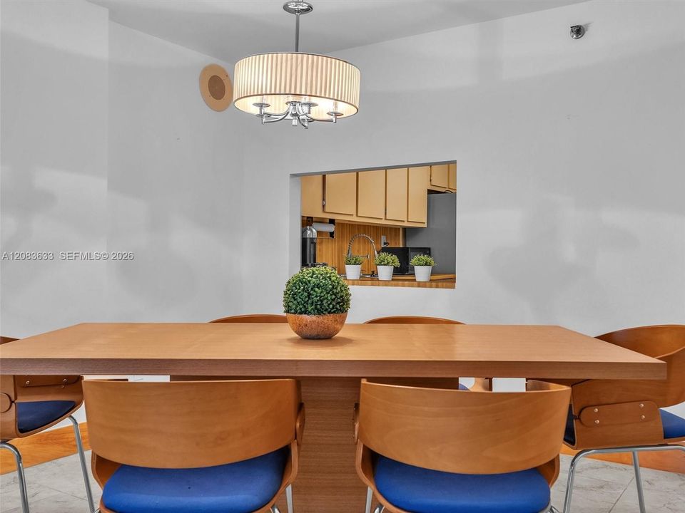 For Rent: $3,100 (1 beds, 1 baths, 1075 Square Feet)