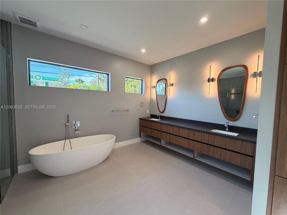 For Sale: $2,995,000 (5 beds, 5 baths, 3770 Square Feet)