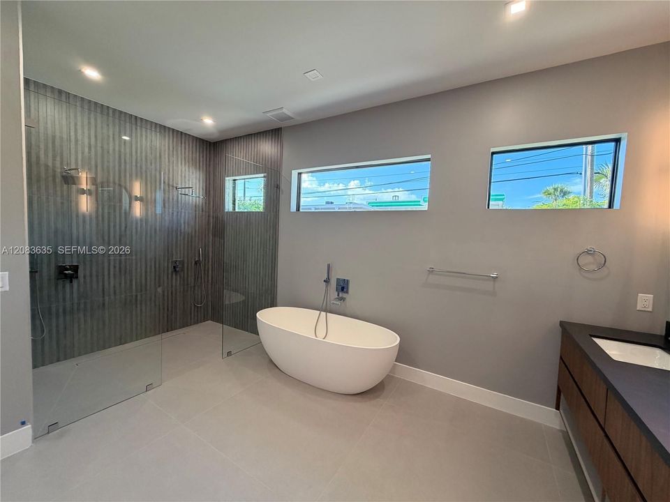 For Sale: $2,995,000 (5 beds, 5 baths, 3770 Square Feet)