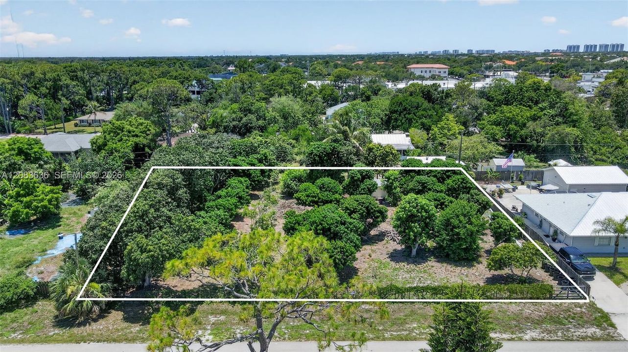 На продажу: $450,000 (0.47 acres)
