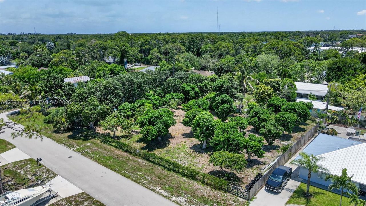 На продажу: $450,000 (0.47 acres)