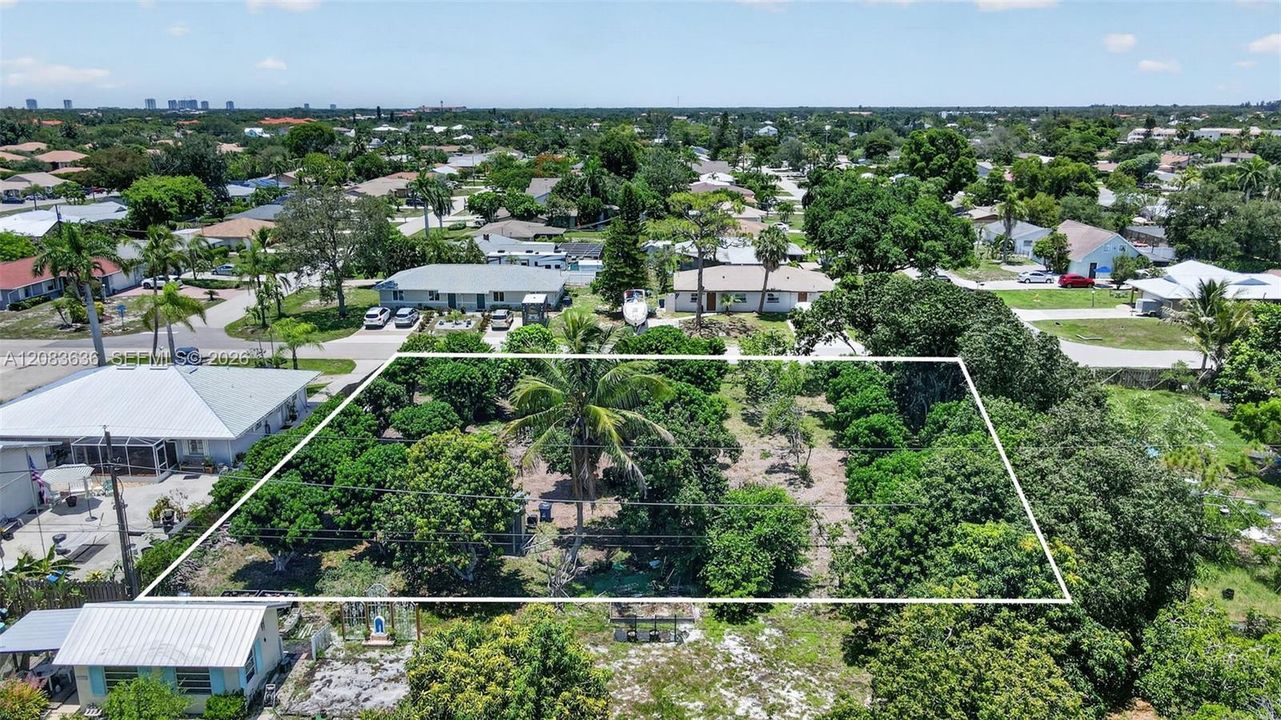 На продажу: $450,000 (0.47 acres)