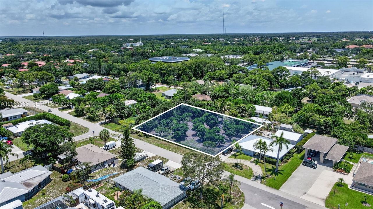 На продажу: $450,000 (0.47 acres)