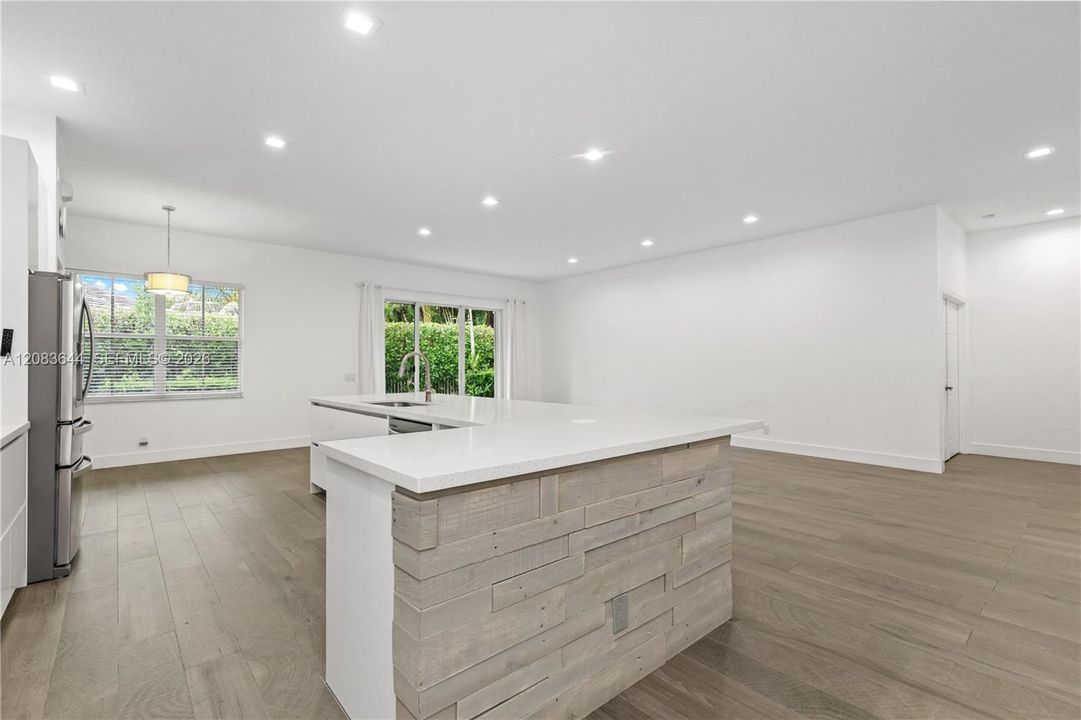 En Renta: $4,800 (4 camas, 2 baños, 2115 Pies cuadrados)