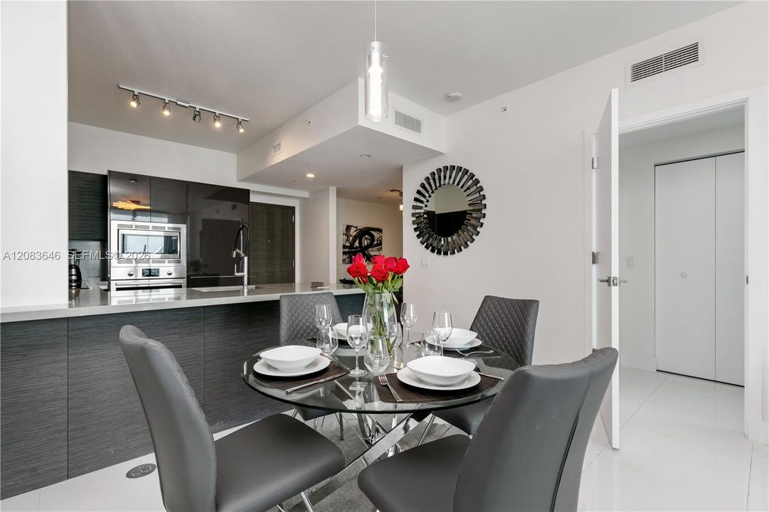 出租: $4,500 (1 贝兹, 1 浴室, 748 平方英尺)