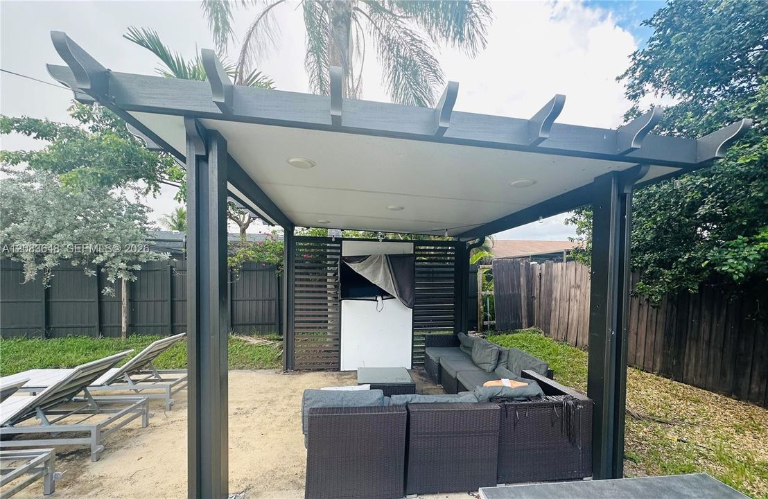 For Rent: $4,999 (4 beds, 3 baths, 1597 Square Feet)