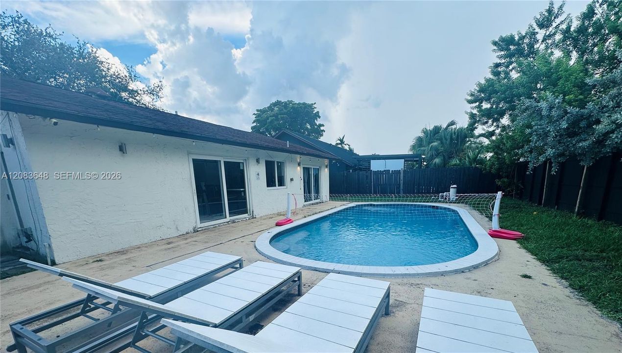 For Rent: $4,999 (4 beds, 3 baths, 1597 Square Feet)
