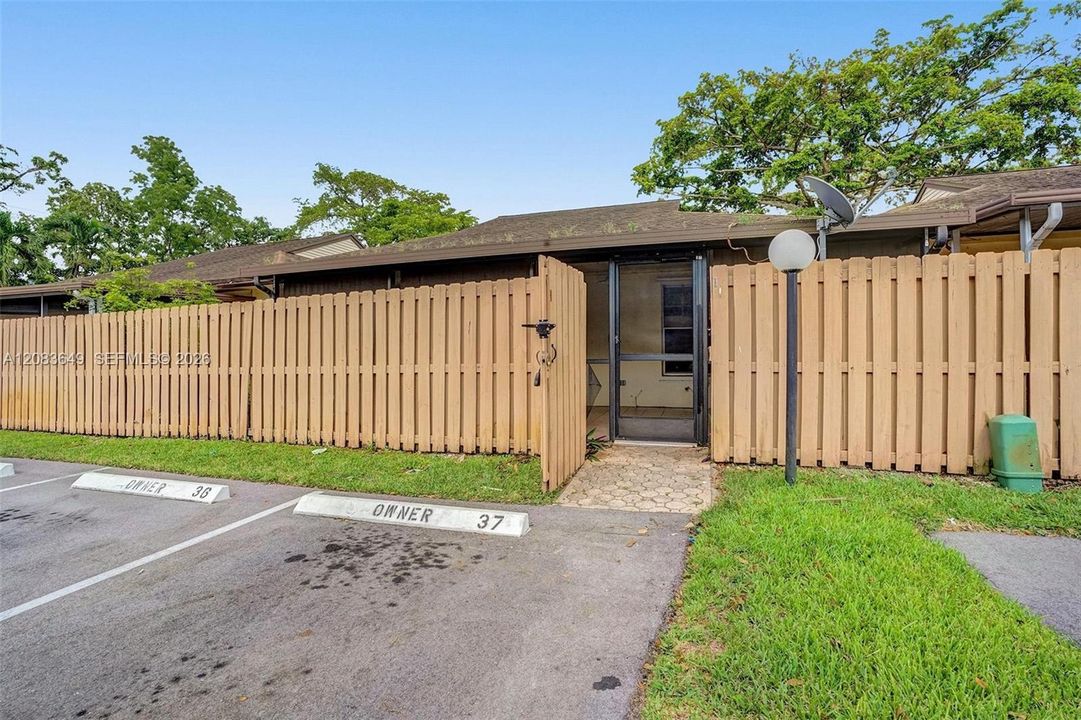 For Rent: $2,900 (3 beds, 2 baths, 1480 Square Feet)