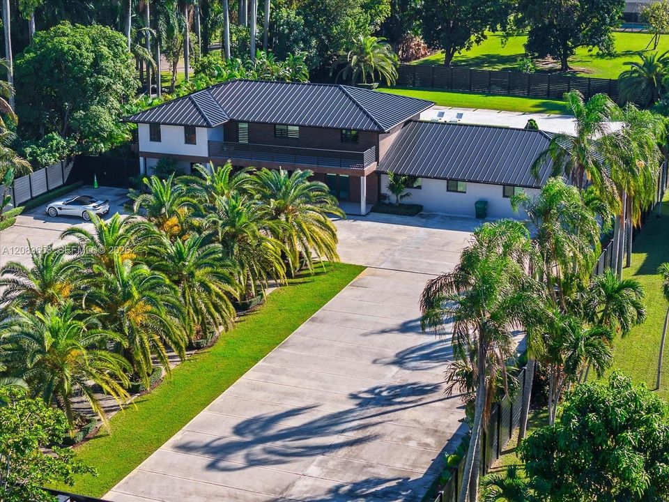 For Sale: $3,150,000 (6 beds, 5 baths, 5324 Square Feet)