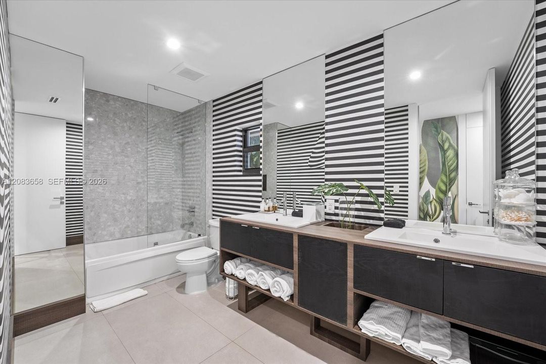 For Sale: $3,150,000 (6 beds, 5 baths, 5324 Square Feet)