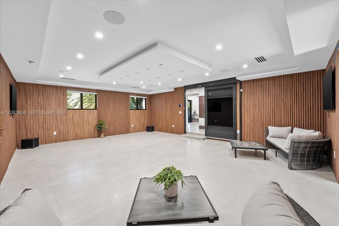 For Sale: $3,150,000 (6 beds, 5 baths, 5324 Square Feet)