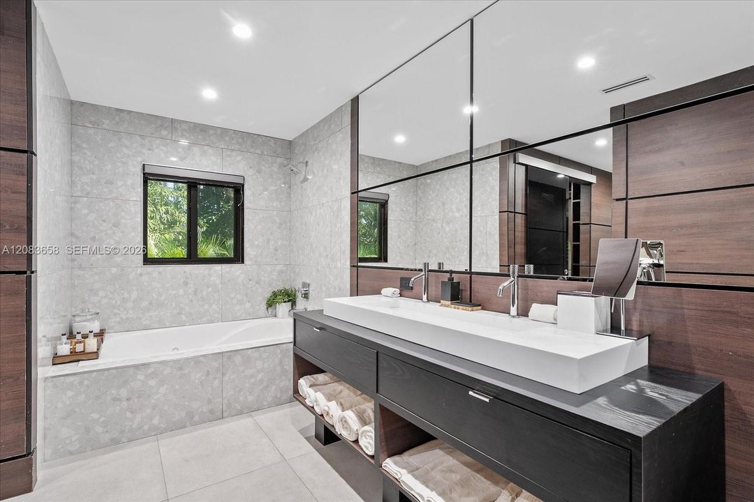 For Sale: $3,150,000 (6 beds, 5 baths, 5324 Square Feet)