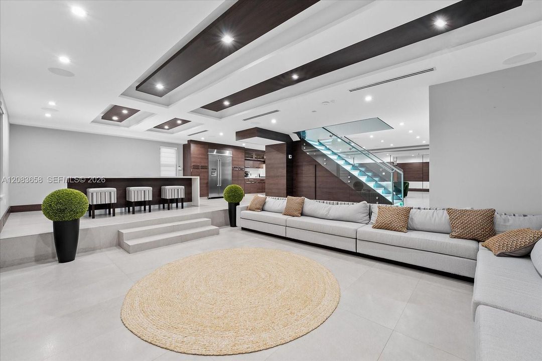 For Sale: $3,150,000 (6 beds, 5 baths, 5324 Square Feet)