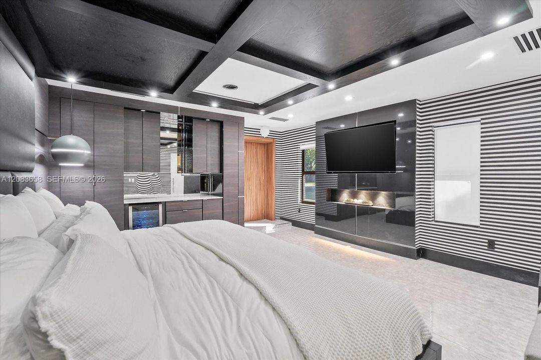 For Sale: $3,150,000 (6 beds, 5 baths, 5324 Square Feet)