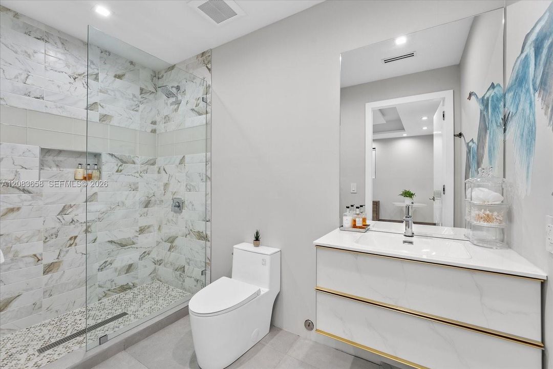 For Sale: $3,150,000 (6 beds, 5 baths, 5324 Square Feet)