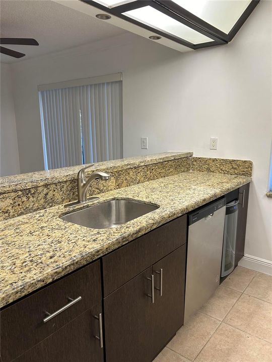 For Rent: $1,950 (2 beds, 2 baths, 770 Square Feet)
