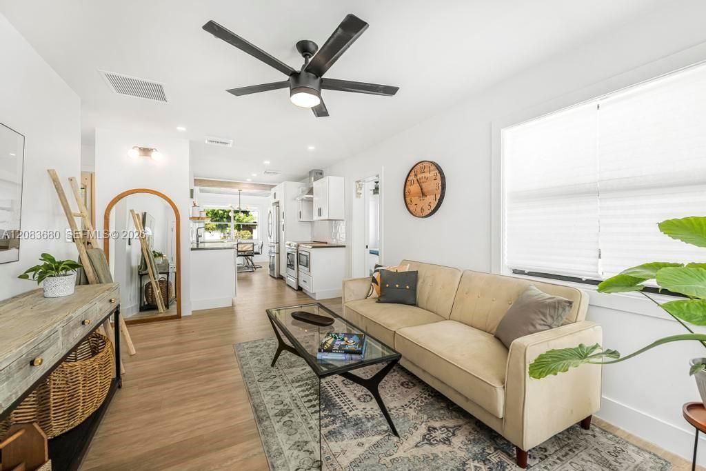 For Rent: $3,600 (3 beds, 2 baths, 1125 Square Feet)