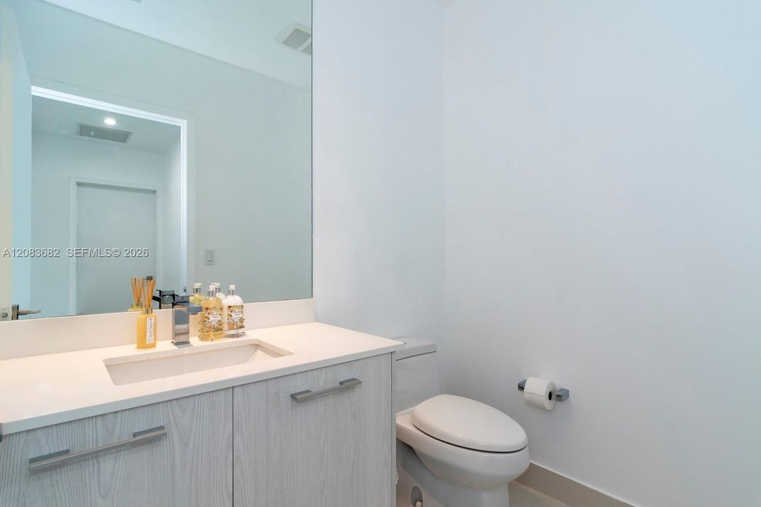 For Rent: $8,100 (3 beds, 3 baths, 1290 Square Feet)