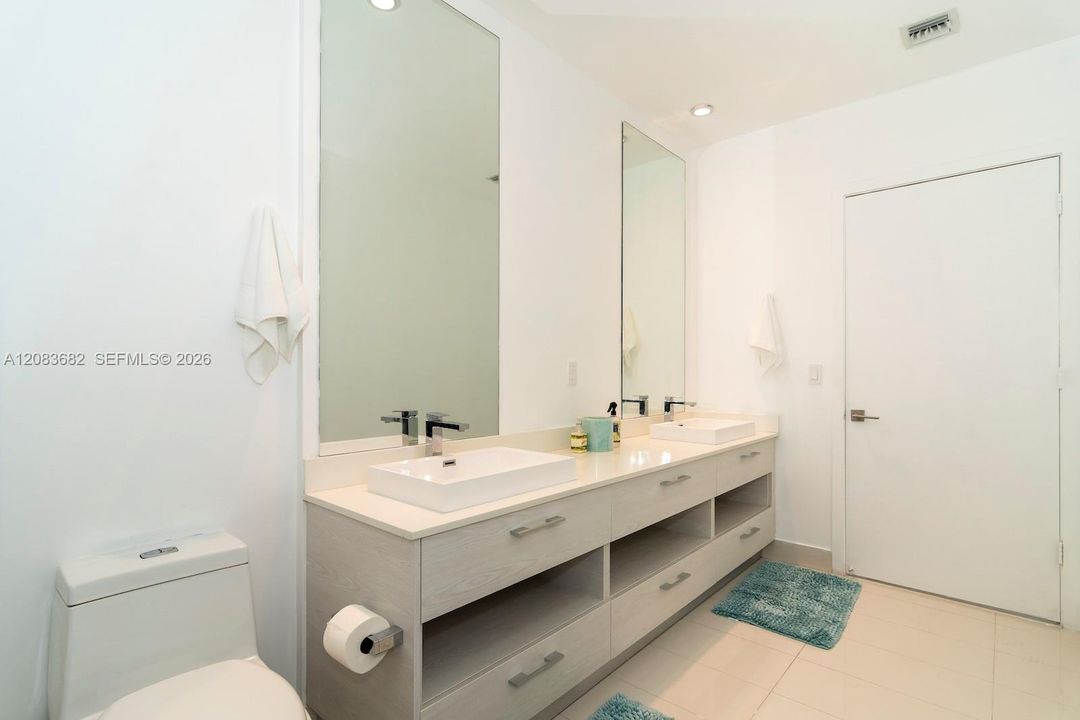 For Rent: $8,100 (3 beds, 3 baths, 1290 Square Feet)