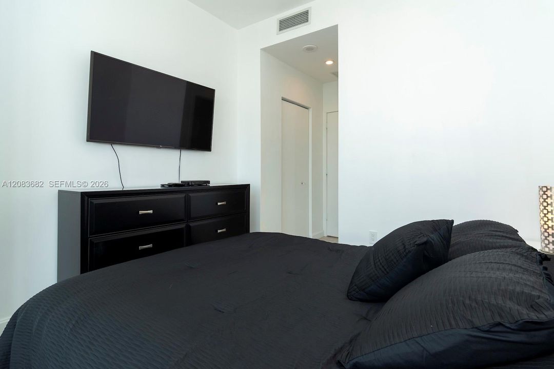 For Rent: $8,100 (3 beds, 3 baths, 1290 Square Feet)