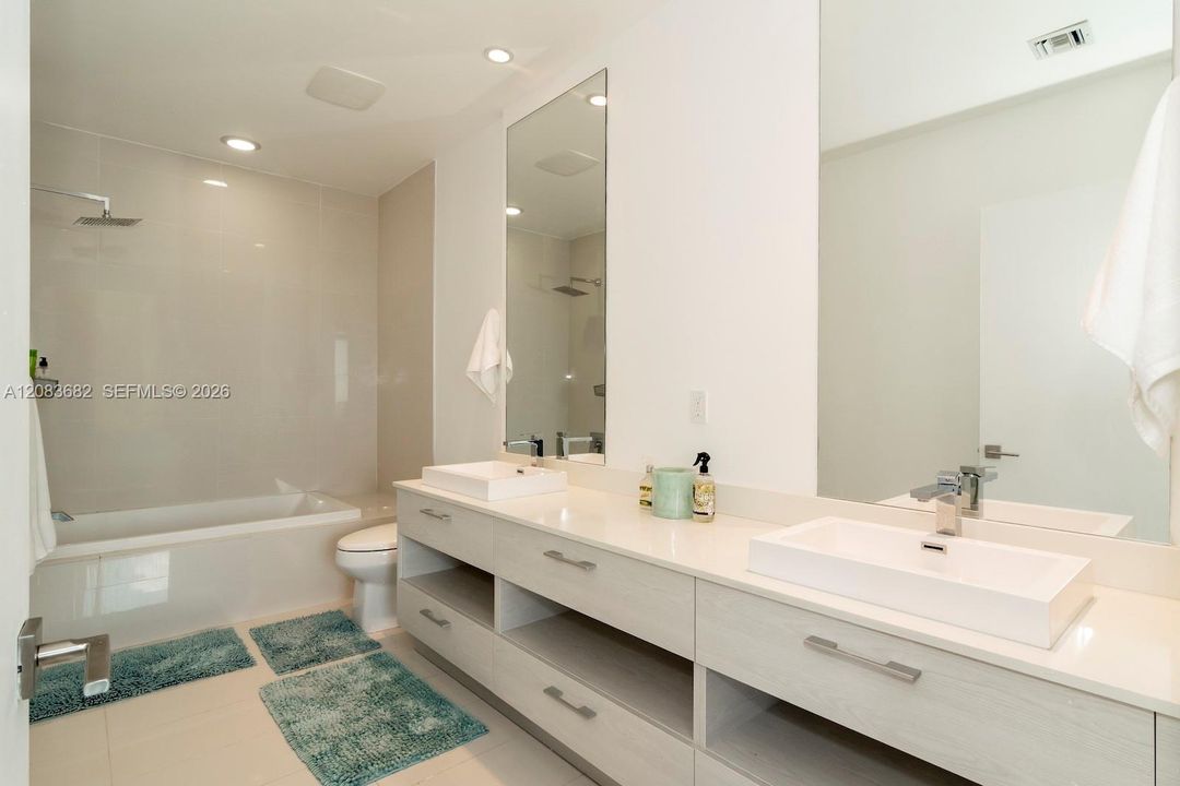 For Rent: $8,100 (3 beds, 3 baths, 1290 Square Feet)