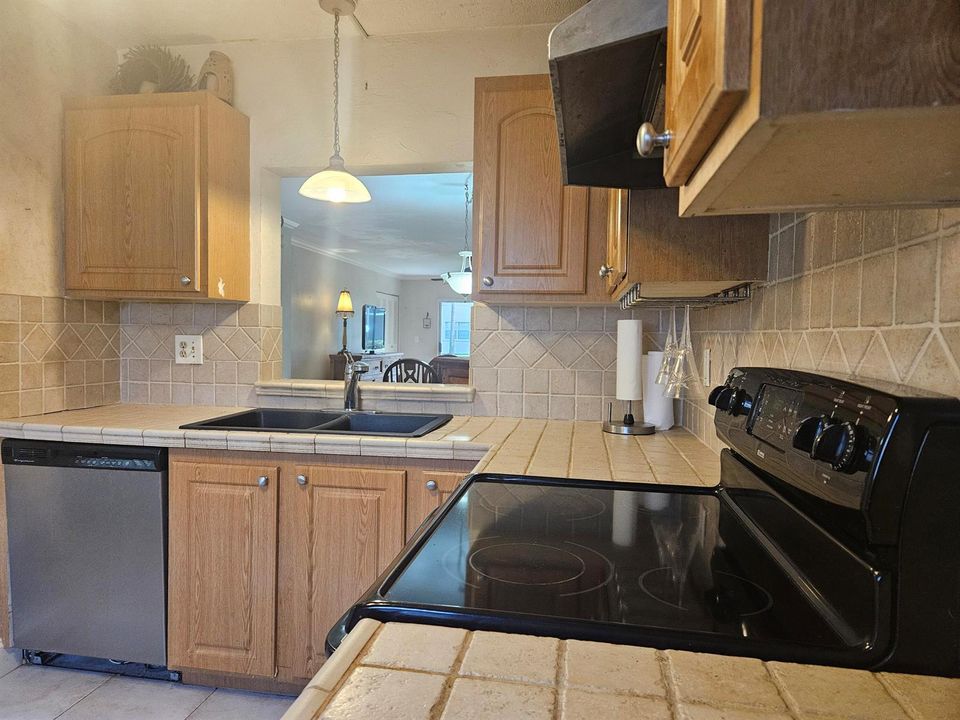 2935 Photo - Kitchen6